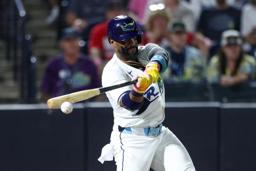 　２０日のレッドソックス戦で適時打を放つレイズのヤンディ・ディアス＝タンパ（イマジンイメージズ・ロイター＝共同）