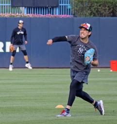 　キャッチボールするヤンキース傘下のマイナー、３Ａスクラントンの前田＝ウースター（共同）