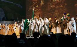 　サウジアラビアのナショナルデーで披露された伝統舞踊「アルダ」＝２３日午後、大阪市此花区の夢洲