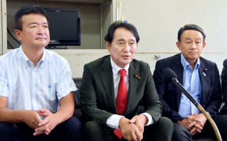 　記者会見する立憲民主党の末松義規・日米地位協定研究会会長（中央）ら＝２５日午前、沖縄県庁