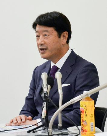 　上場後に記者会見するオリオンビールの村野一社長＝２５日午後、東京都内
