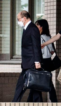 　初公判を終え、青森地裁を出る石山隆被告＝２５日午後