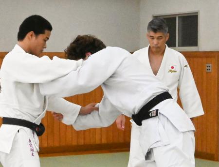 　柔道の技術講習で、ウクライナ選手（手前右）を見守る井上康生さん（奥）＝２５日、講道館