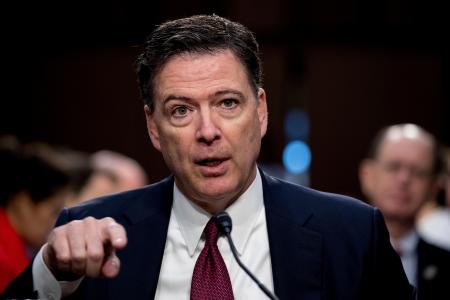 　米上院情報特別委員会の公聴会で発言するコミー元ＦＢＩ長官＝２０１７年６月、ワシントン（ＡＰ＝共同）