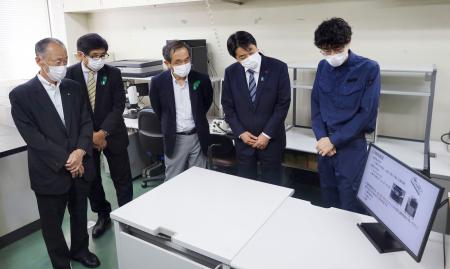 　佐賀県警科捜研で職員（右端）から説明を受ける県議ら＝２６日午前、佐賀県警本部
