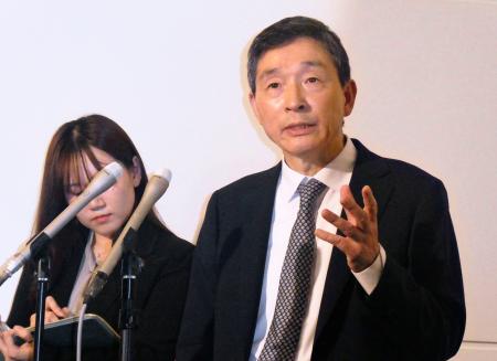 　羽田空港に到着後、記者団の取材に応じる李赫駐日大使（右）＝２６日午後