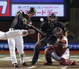 　６回ソフトバンク１死一塁、柳町が中越えに２ランを放つ。捕手太田＝楽天モバイルパーク