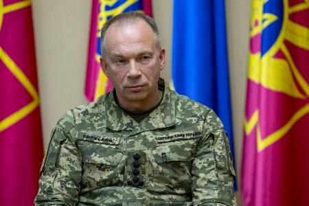 　２５日、ウクライナ・キーウで取材に応じるシルスキー軍総司令官（ウクライナ軍提供・共同）