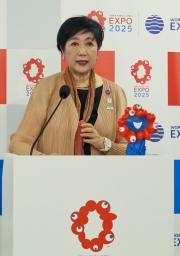 　大阪・関西万博の視察後、取材に応じる東京都の小池百合子知事＝２８日午後、大阪市此花区の夢洲