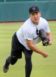 　キャッチボールをする巨人・田中将大＝ジャイアンツ球場