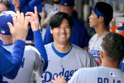 　マリナーズ戦の７回、５５号ソロを放ち、ベンチで迎えられるドジャース・大谷＝シアトル（共同）