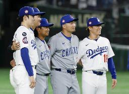 　記念撮影する（左から）ドジャースの佐々木、大谷、カブスの今永、鈴木、ドジャースの山本＝３月、東京ドーム