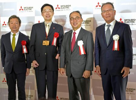 　新工場棟の竣工式に出席した三菱電機の漆間啓社長（右から２人目）ら＝１日午前、熊本県菊池市