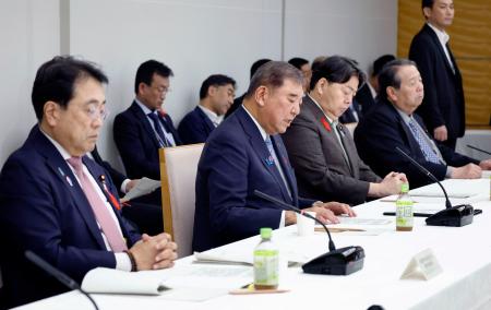 　経済財政諮問会議で発言する石破首相（左から２人目）＝１日午後、首相官邸