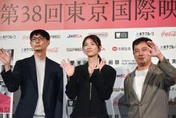 　第３８回東京国際映画祭のラインアップ発表会でカメラに手を振る（左から）坂下雄一郎監督、滝内公美さん、中川龍太郎監督＝１日午後、東京都千代田区