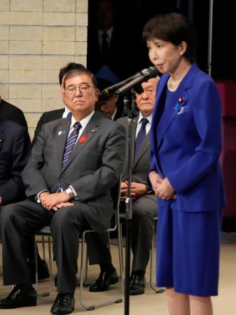 　自民党総裁選後に開かれた両院議員総会に出席した石破首相。右はあいさつする高市早苗新総裁＝４日午後３時２分、東京・永田町の党本部