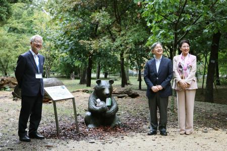 　京都府立植物園を視察される天皇、皇后両陛下＝４日午後、京都市左京区（代表撮影）