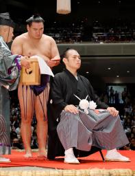　引退相撲の断髪式で横綱豊昇龍にはさみを入れられる元大関貴景勝の湊川親方＝４日、両国国技館