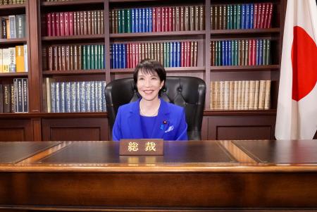 　自民党総裁のいすに座る高市早苗新総裁＝４日午後７時２分、東京・永田町の党本部