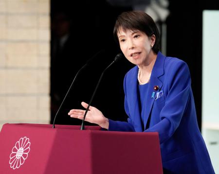 　自民党総裁選の決選投票前に演説する高市早苗氏＝４日午後２時４分、東京・永田町の党本部