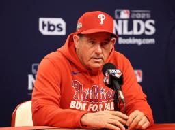 　試合前、記者会見するフィリーズのトムソン監督＝フィラデルフィア（共同）