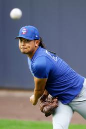 　キャッチボールするカブス・今永＝ミルウォーキー（共同）