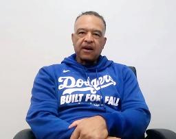 　オンラインで記者会見するドジャースのロバーツ監督＝５日（共同）