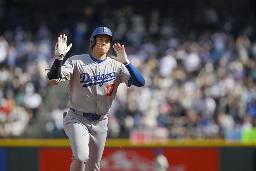 　マリナーズ戦で自己最多を更新する５５号ソロを放ち、塁を回るドジャース・大谷＝９月、シアトル