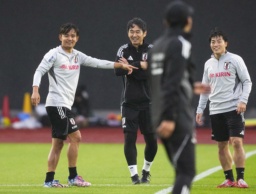 　ブラジル戦に向け、調整する久保（左端）ら＝千葉市内