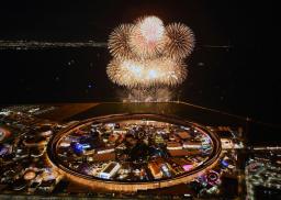 　閉幕日を迎えた大阪・関西万博の会場で打ち上げられた花火＝１３日午後６時４０分、大阪市此花区の夢洲（共同通信社ヘリから）