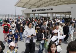 　大阪メトロ夢洲駅を利用し、万博会場へ向かう人たち＝４月、大阪市此花区の夢洲