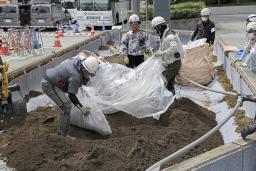 　９月１４日、経産省の花壇に入れられる東京電力福島第１原発事故の除染土
