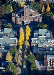 　東京大学本郷キャンパス内にある安田講堂（中央上）