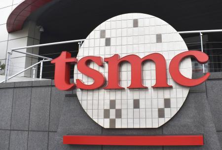 　台湾積体電路製造（ＴＳＭＣ）のロゴマーク＝２０２３年１月、台湾・新竹（共同）