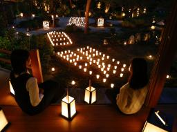 　東林院で行われた夜間特別拝観の試験点灯＝１６日夕、京都市右京区