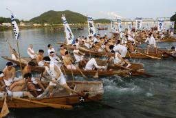 　和歌山・三重県境を流れる熊野川で行われた熊野速玉大社の「御船祭」の早船競漕＝１６日午後