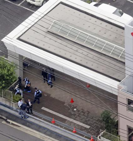 　事件があった老人ホームを調べる捜査員＝１５日、埼玉県鶴ケ島市（共同通信社ヘリから）