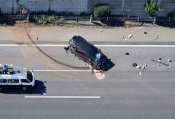 　埼玉県上里町七本木の関越自動車道で起きたトラックと乗用車が絡む事故の現場＝１７日午前１０時５８分（共同通信社ヘリから）