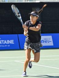 　ダブルス準決勝でプレーする二宮真琴＝モリタＴＣうつぼ