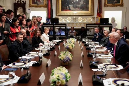 　ホワイトハウスで会談する米トランプ大統領（右手前）とウクライナのゼレンスキー大統領（左手前）＝１７日（ロイター＝共同）