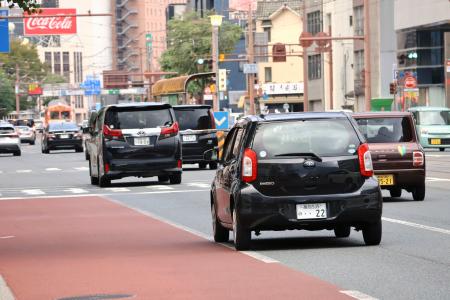 　高知市内の道路を行き交う自動車＝１５日