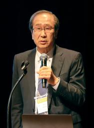 　講演する北川進京都大特別教授＝２２日午前、東京都江戸川区