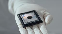 　米グーグルの量子コンピューター用チップ「ウィロー」（同社提供）
