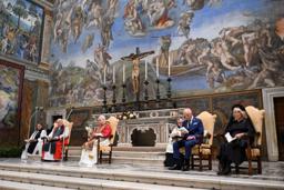 　２３日、バチカンのシスティーナ礼拝堂で祈りをささげるローマ教皇レオ１４世（前列右から３人目）とチャールズ英国王（同２人目）（バチカンメディア提供・ロイター＝共同）