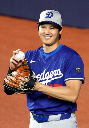 　キャッチボールするドジャース・大谷＝トロント（共同）