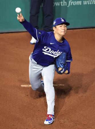 　ブルペンで投球するドジャース・山本＝トロント（共同）