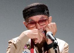 　口琴の国際大会の開会式で演奏する奏者＝２４日午前、北海道釧路市の阿寒湖アイヌコタン