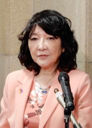 　ベセント米財務長官と電話会談後、取材に応じる片山財務相＝２４日午前、財務省