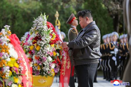 「中国人民志願軍烈士陵園」を訪れ献花する北朝鮮の金正恩朝鮮労働党総書記=24日、北朝鮮平安南道(朝鮮中央通信=共同)