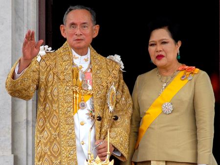 タイのプミポン国王(左)とシリキット王妃=2006年6月、バンコク(ロイター=共同)